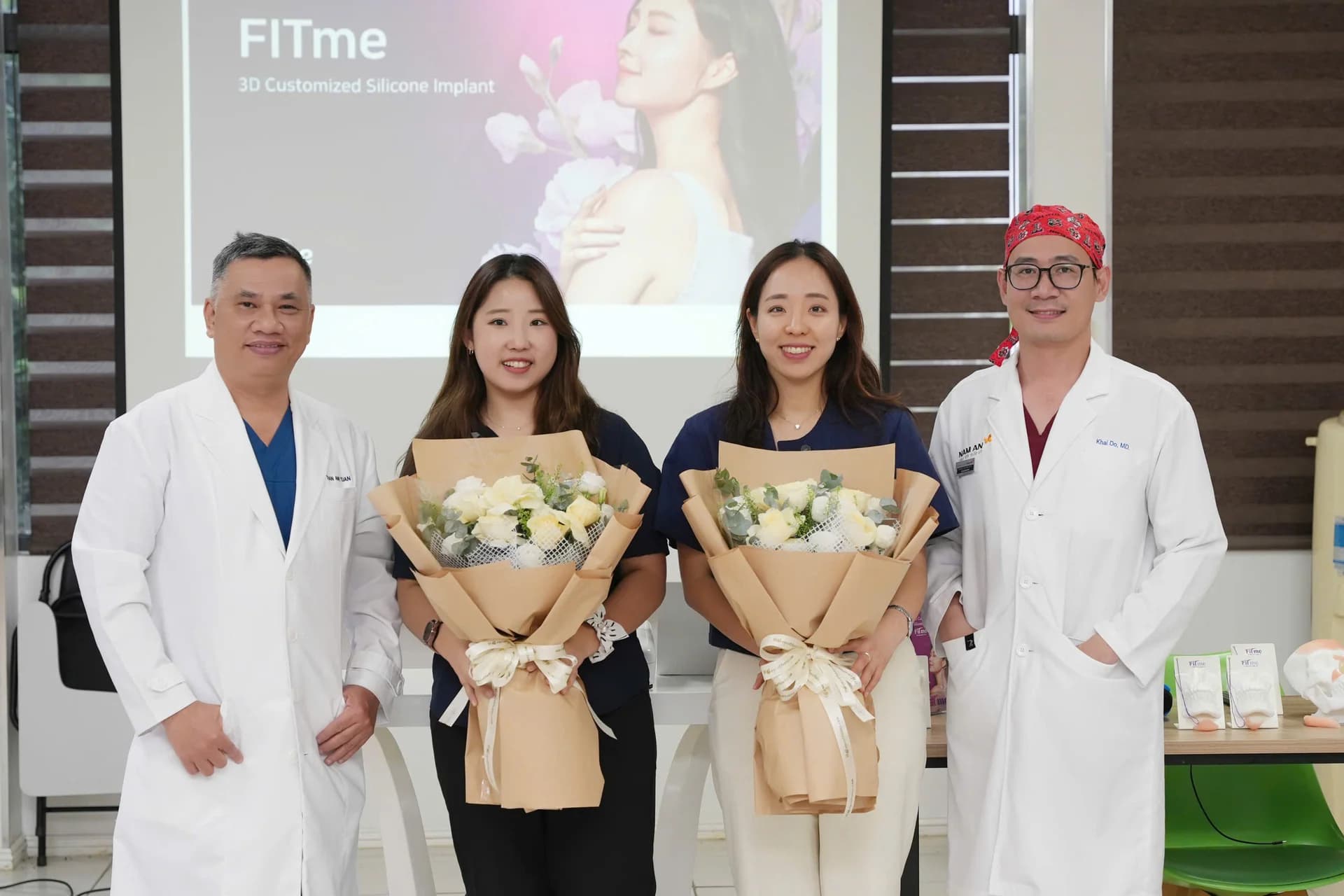 Đại diện FITme Korea cùng bác sĩ Bệnh viện Nam An trong buổi giới thiệu công nghệ in 3D
